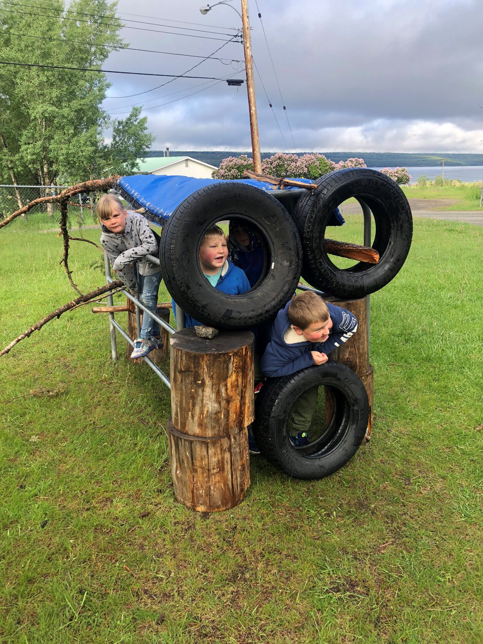 Kids%20building%20fort.jfif