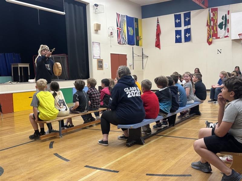 Kenthen Thomas engages students in Secwepemc storytelling